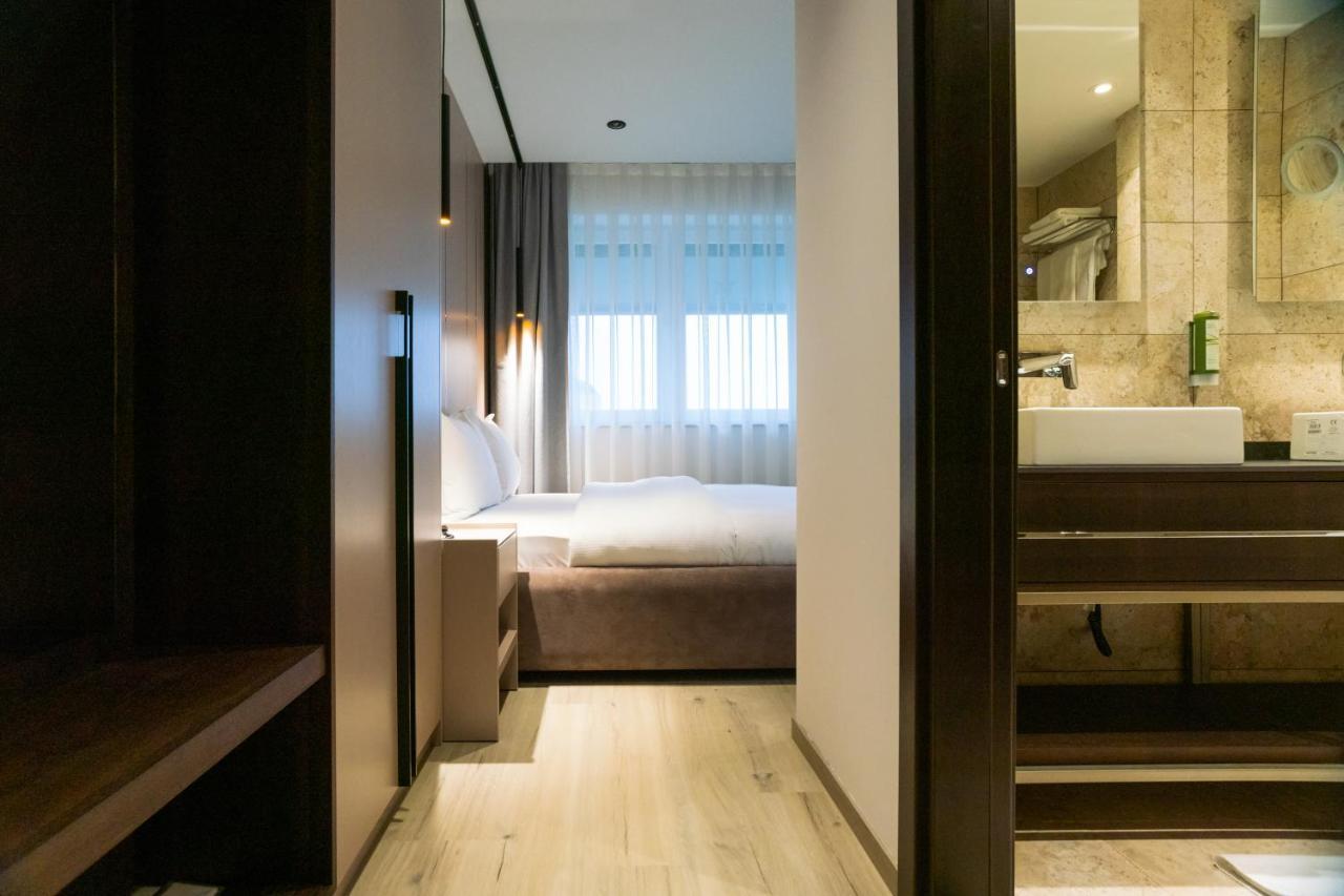 Emery Hotel Pristina Kültér fotó