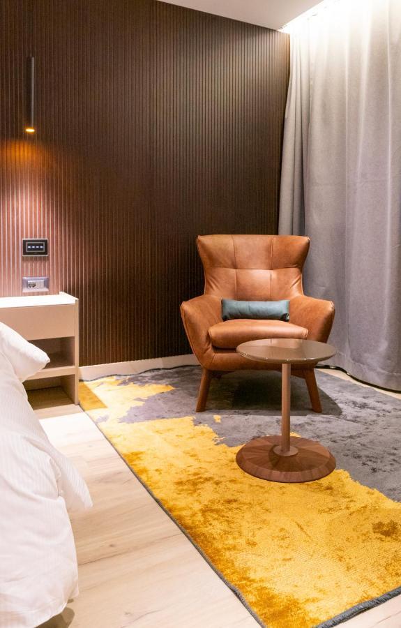 Emery Hotel Pristina Kültér fotó