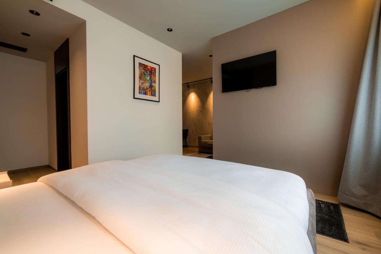 Emery Hotel Pristina Kültér fotó