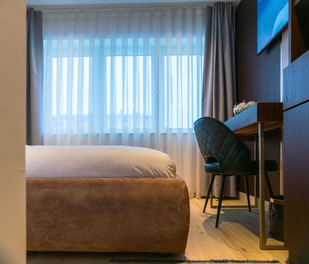 Emery Hotel Pristina Kültér fotó