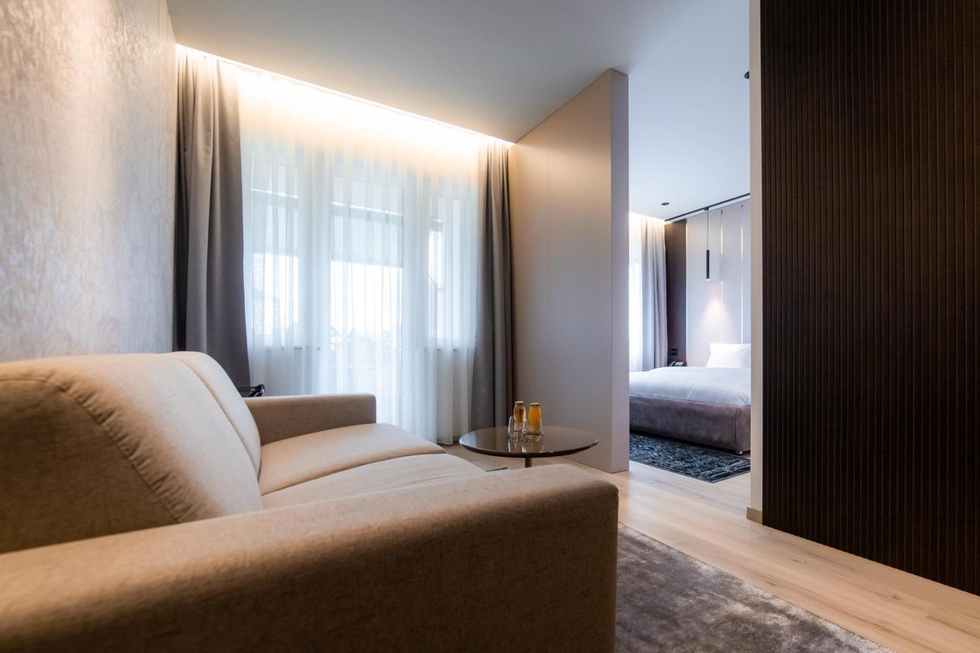 Emery Hotel Pristina Kültér fotó